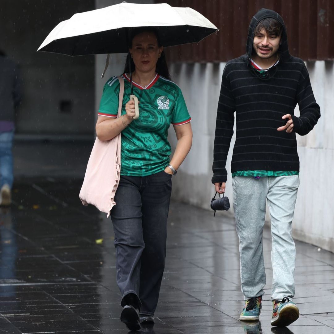Habitantes de la CDMX se protegen de las fuertes lluvias en la capital mexicana