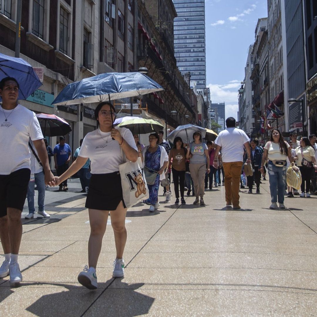 Habitantes de la CDMX se protegen de las altas temperaturas