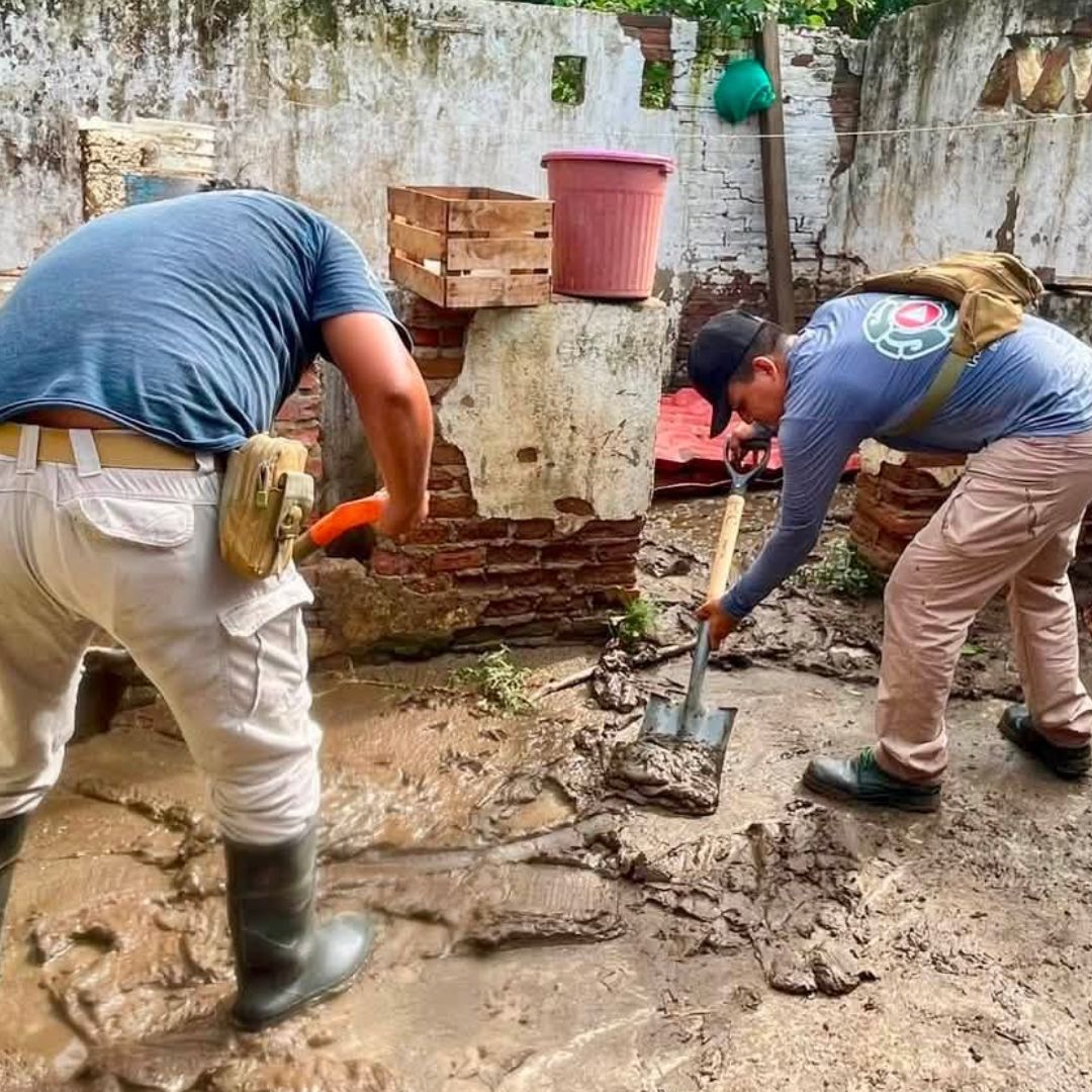Integrantes del gobierno de Coyuca de Benítez ayudan a limpiar los destrozos generados por una tromba