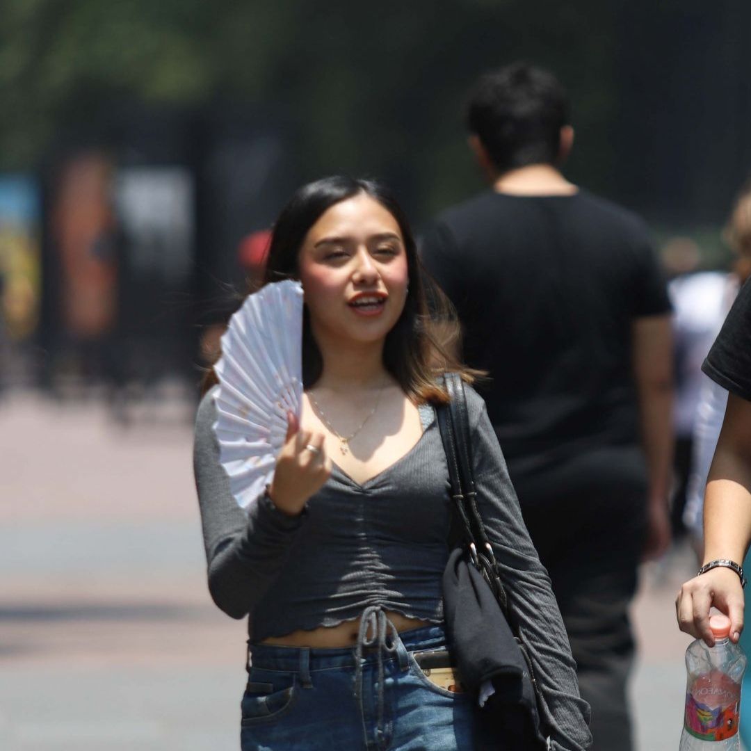 Dos jóvenes caminan por la Ciudad de México