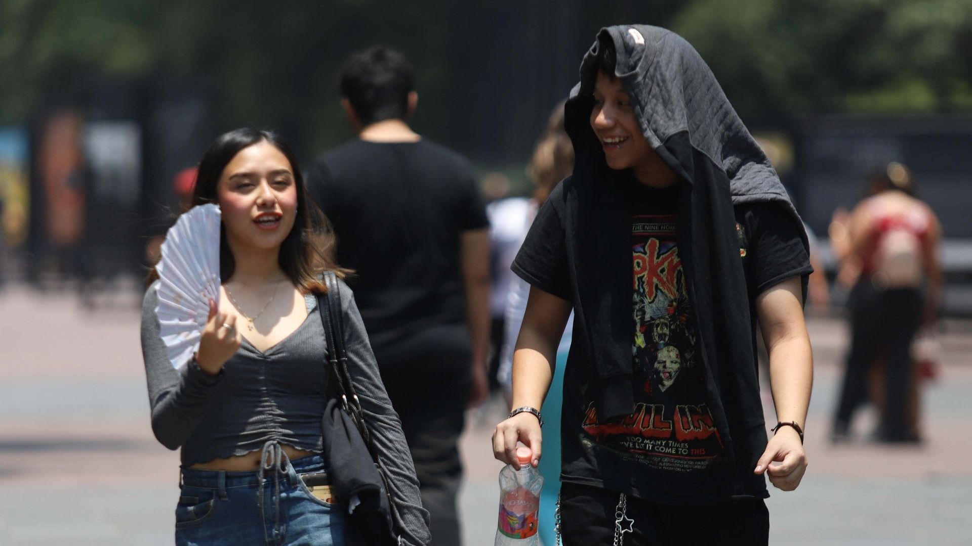Dos jóvenes caminan por la Ciudad de México