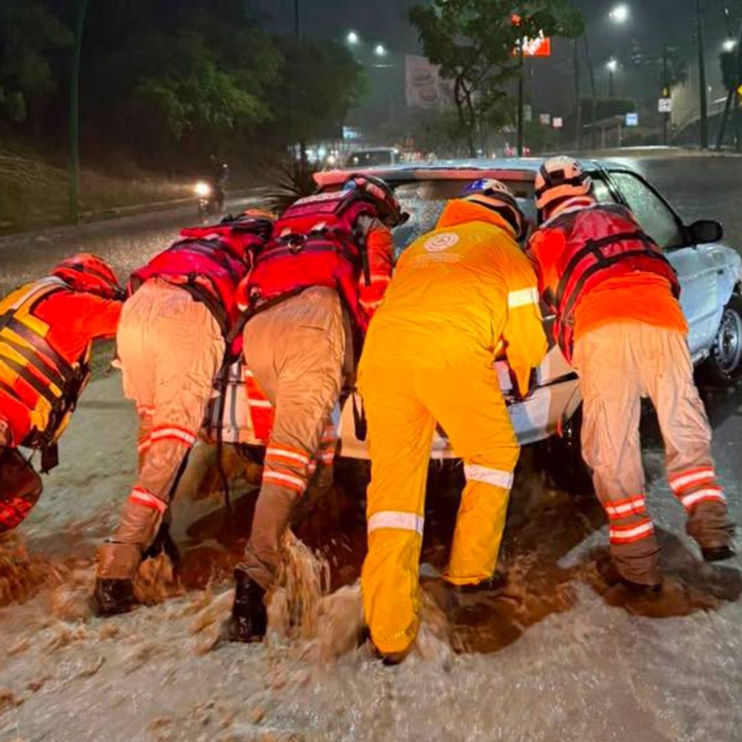 Elementos de Protección Civil ayudan a un conductor tras una inundación en Tuxtla Gutiérrez