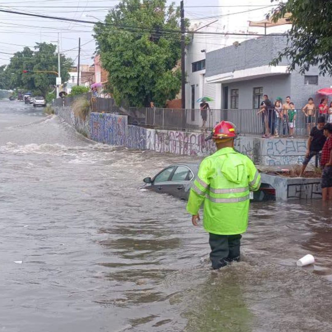 Protección Civil de Guadalajara atiende una inundación