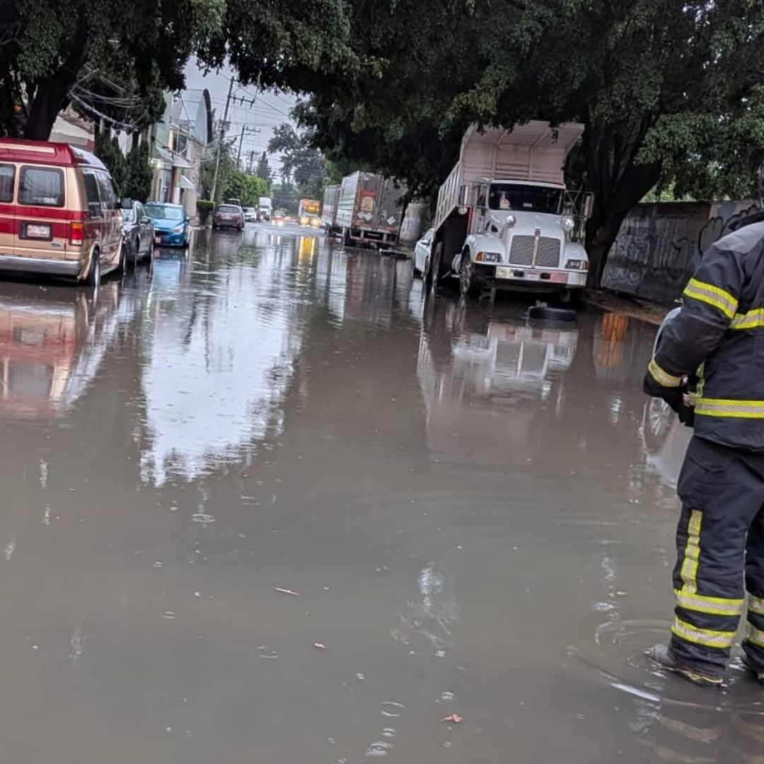 Un bombero observa una anegación en la CDMX