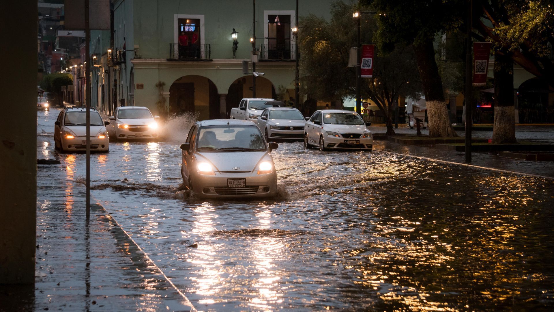 Un auto avanza por una calle inundada en Tlaxcala