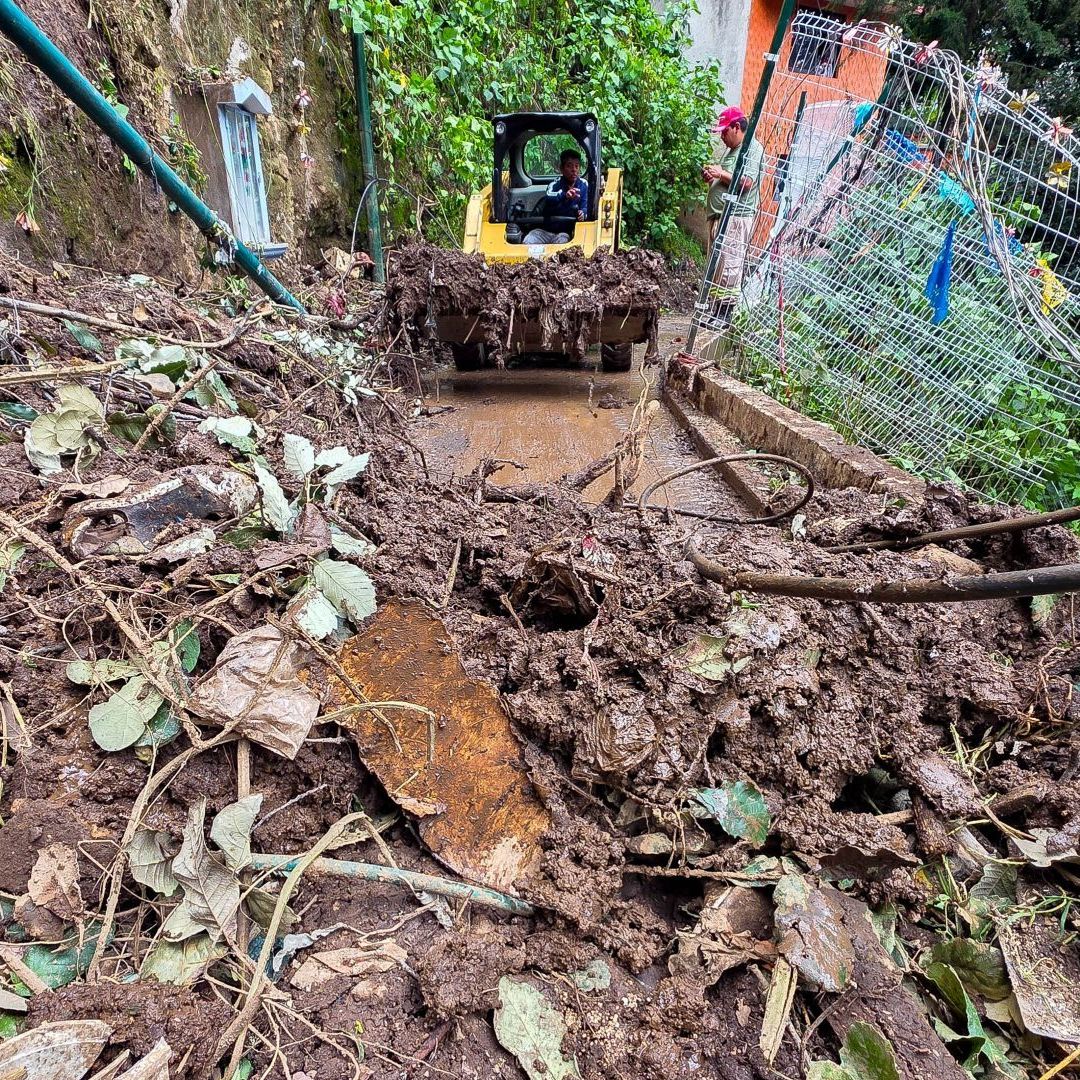 Maquinaria pesada retira escombros tras un deslave en la Magdalena Contreras, en la CDMX