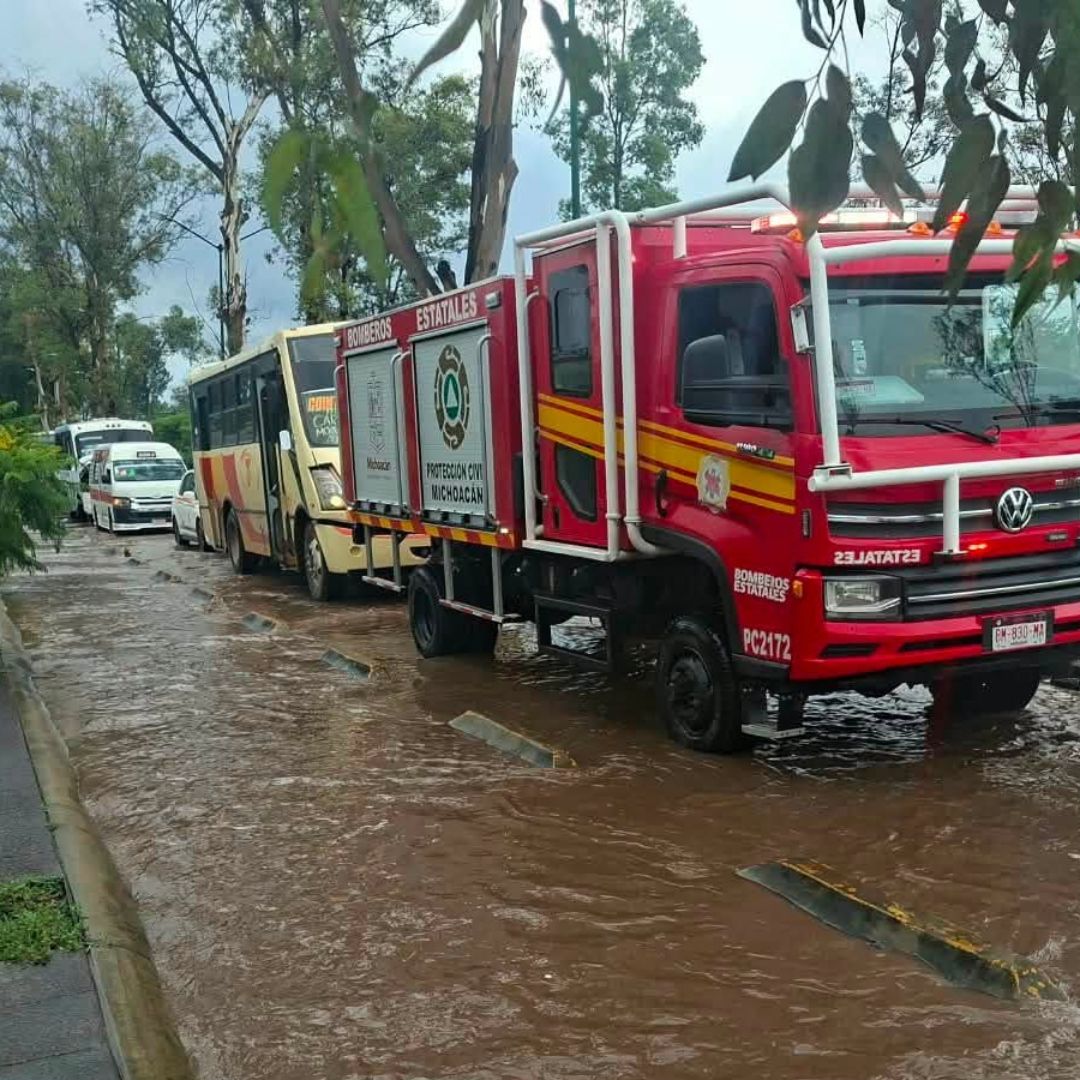 Bomberos y elementos de Protección Civil laboran en una inundación en Morelia, Michoacán