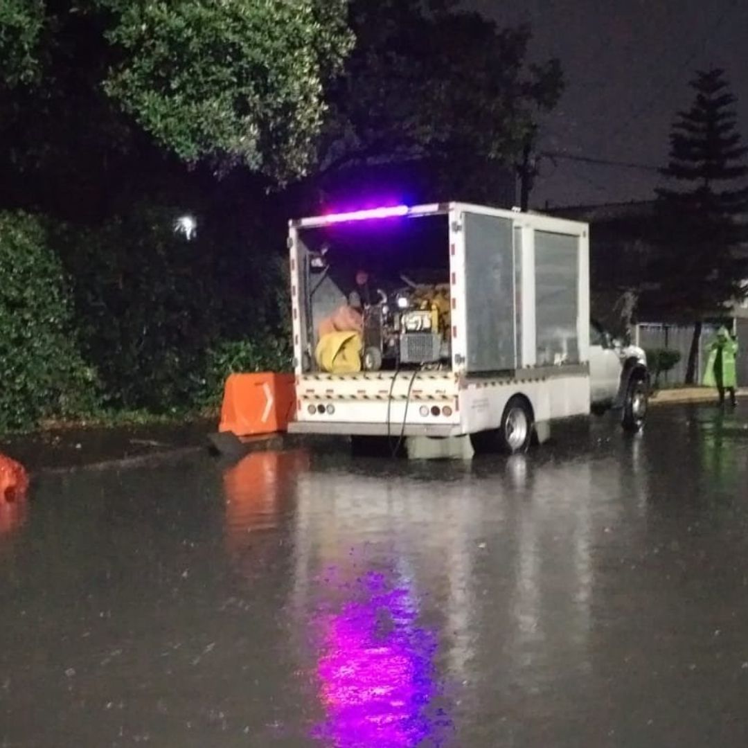 Equipo de emergencia atiende una inundación en Tlalpan, en la CDMX
