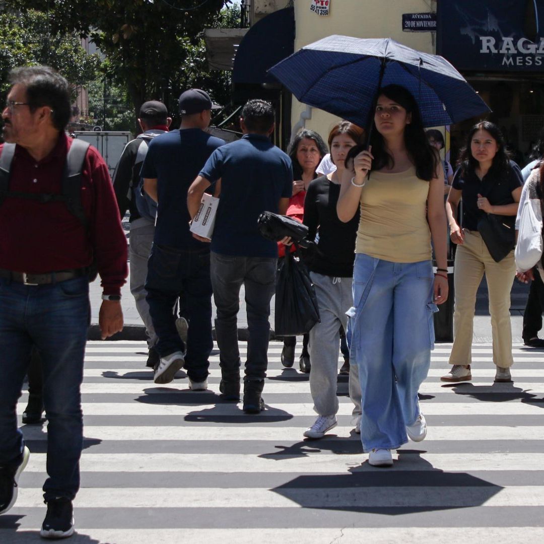 Habitantes de la CDMX se protegen de las altas temperaturas en la capital mexicana