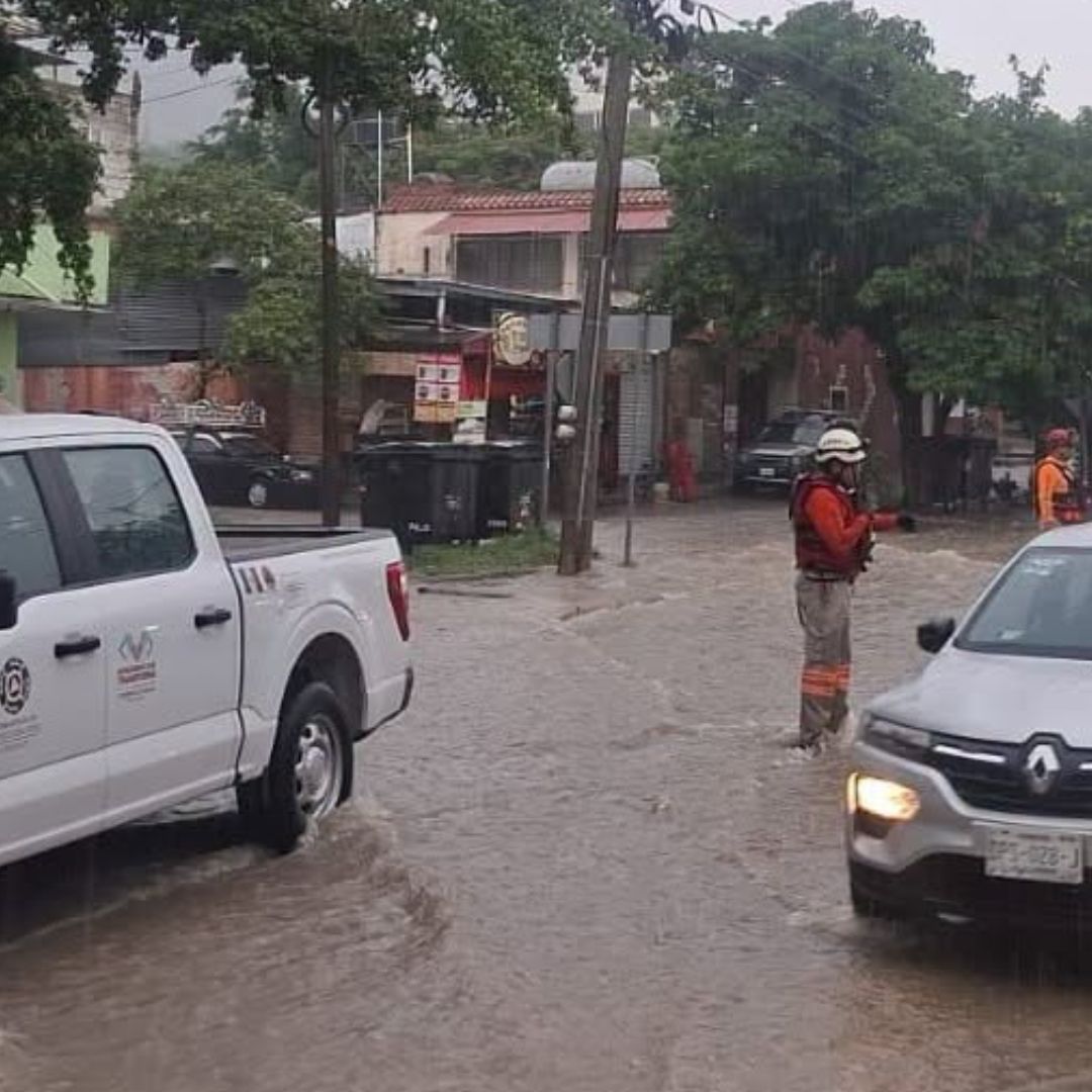 Elementos de Protección Civil de Chiapas atienden anegaciones en Tuxtla Gutiérrez
