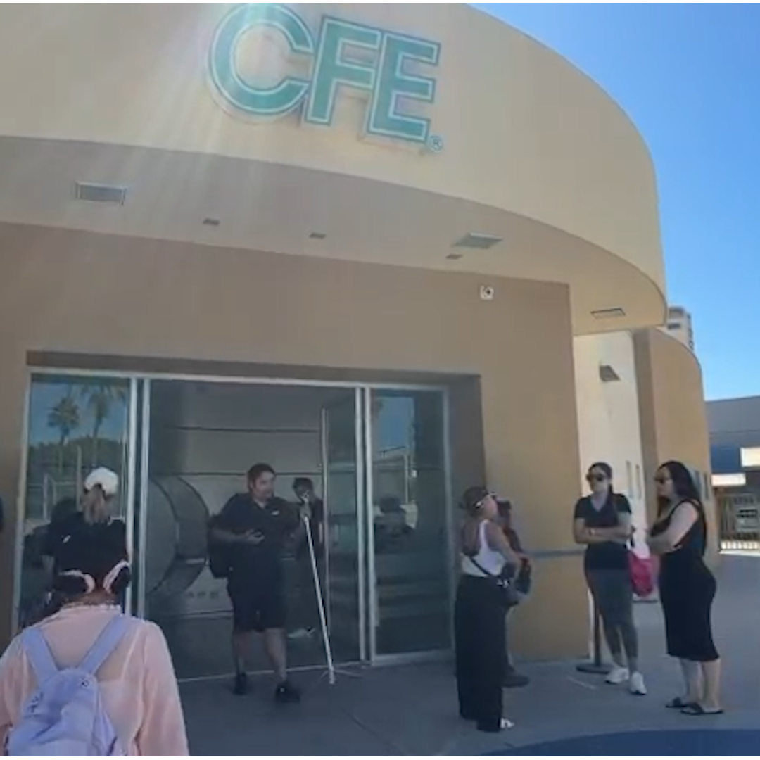 Vecinos de Playas de Tijuana se Manifiestan en Instalación de CFE por Falta de Electricidad