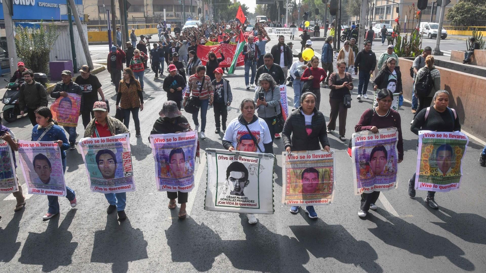 Marcha de madres y padres de los 43 normalistas desaparecidos de Ayotzinapa