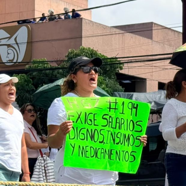 Protesta de trabajadores del IMSS en Naucalpan, Edomex