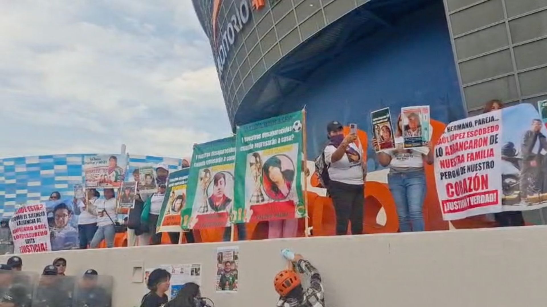 Manifestación Protesta Madres Buscadoras Estadio Cuauhtemoc Puebla Partido España Perú