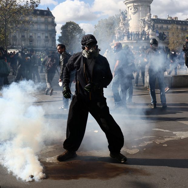 Un manifestante se mantiene firme a pesar de los gases usados por la policía en la Plaza de la República de París