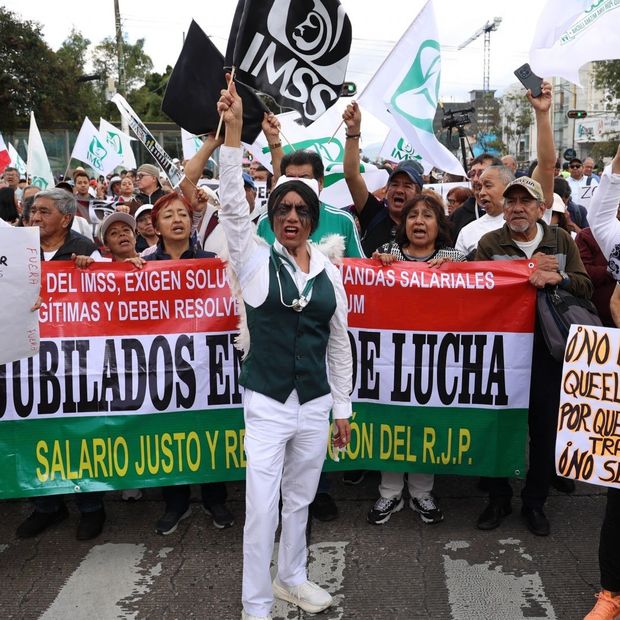 Protesta de Trabajadores del IMSS de Centro Médico Siglo XXI hacia el Zócalo