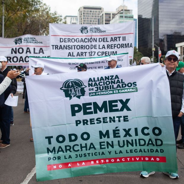 Marcha de trabajadores jubilados de Pemex, CFE y otras dependencias el 21 de octubre 2026 en CDMX. Foto: Cuartoscuro | Archivo