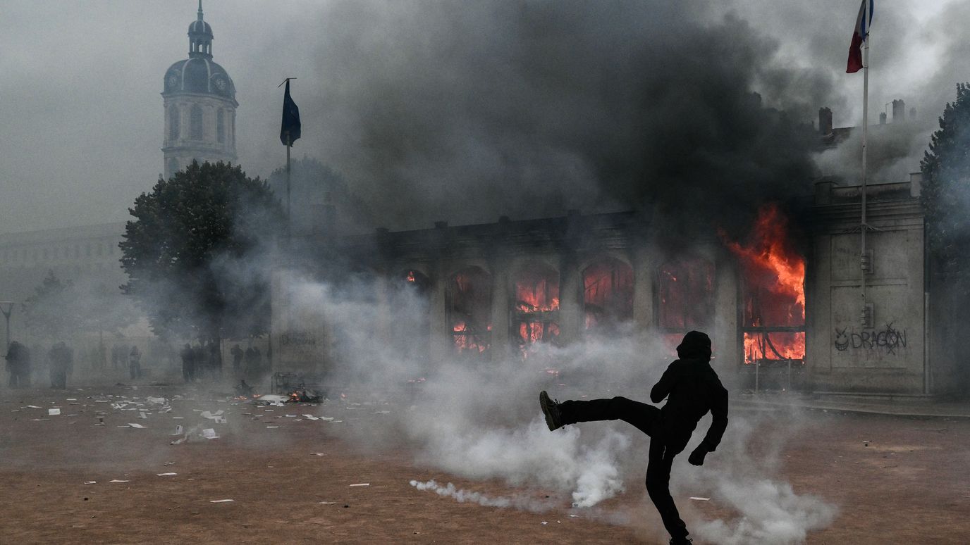 Protestas por el coste de la vida en Francia dejan disturbios en París, Lyon y Marsella y 400 detenidos