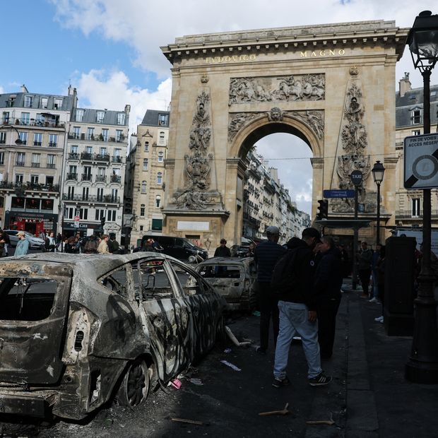 Coche conn estragos de fuego tras protestas en Francia