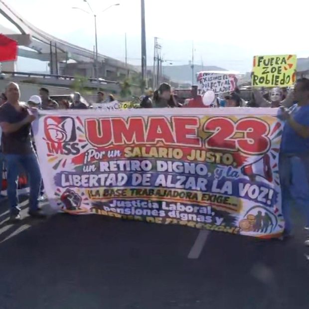Protestan trabajadores del IMSS en Monterrey