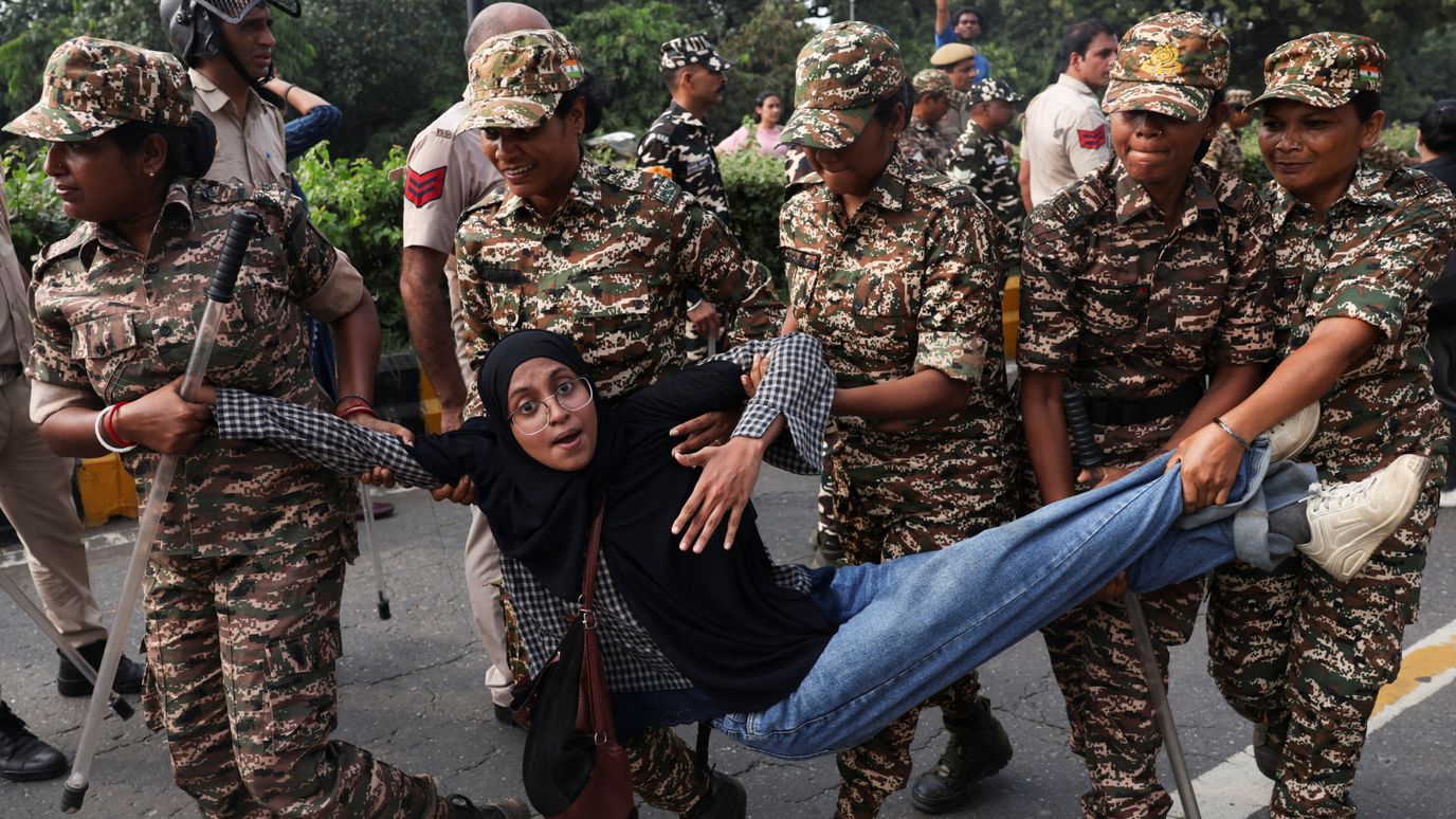Reprimen Movilización de 'las Cucarachas' contra Jefe de Comisión Electoral India