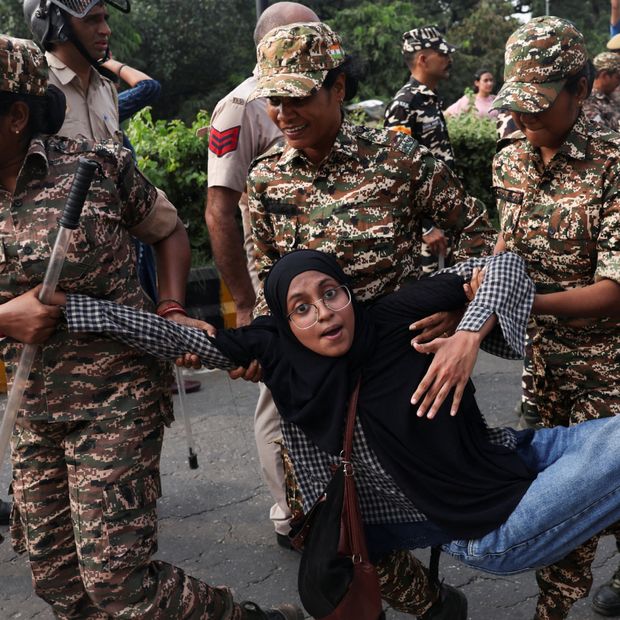 Una mujer es detenida por la policía india durante una protesta en Nueva Delhi