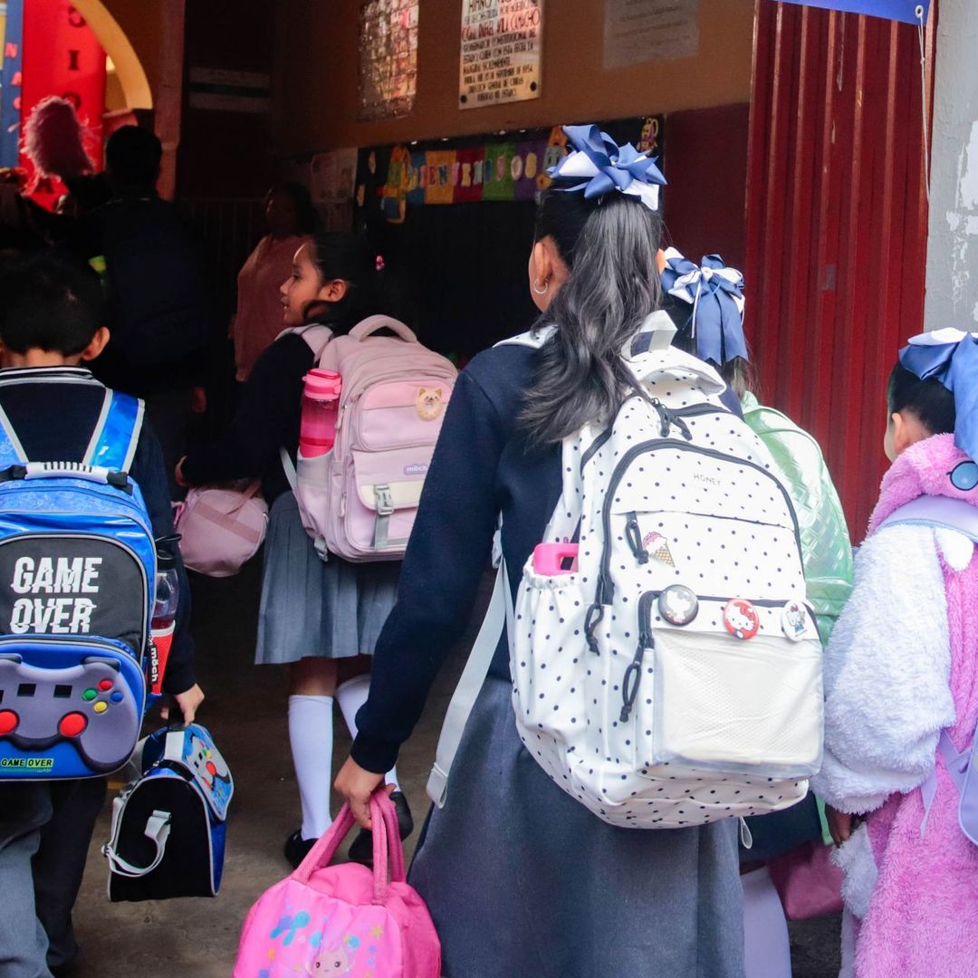 Estudiantes ingresan a la escuela por regreso a clases