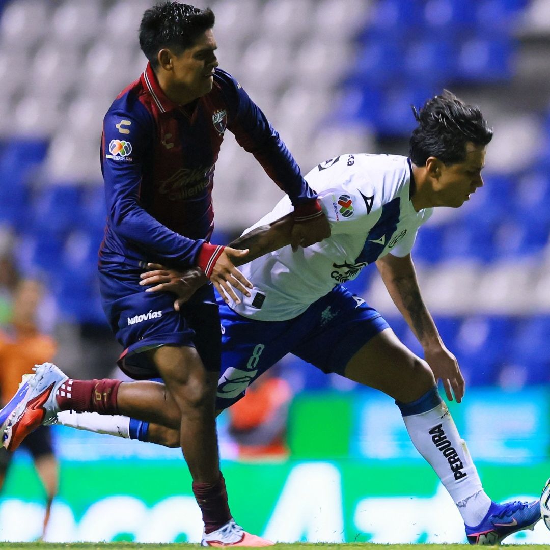 El camotero Omar Fernando Moreno Villegas disputa una pelota con el atlantista Walter Portales.