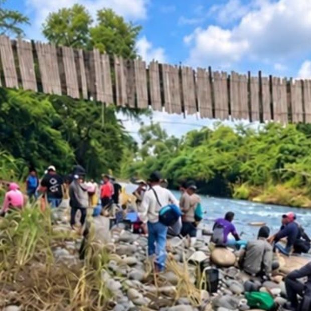 Tres trabajadores lesionados tras el desplome de un puente colgante en Puebla.