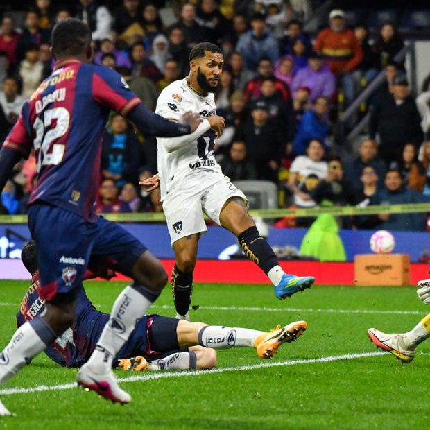 Juninho anotó dos goles en la victoria de Pumas sobre Atlante