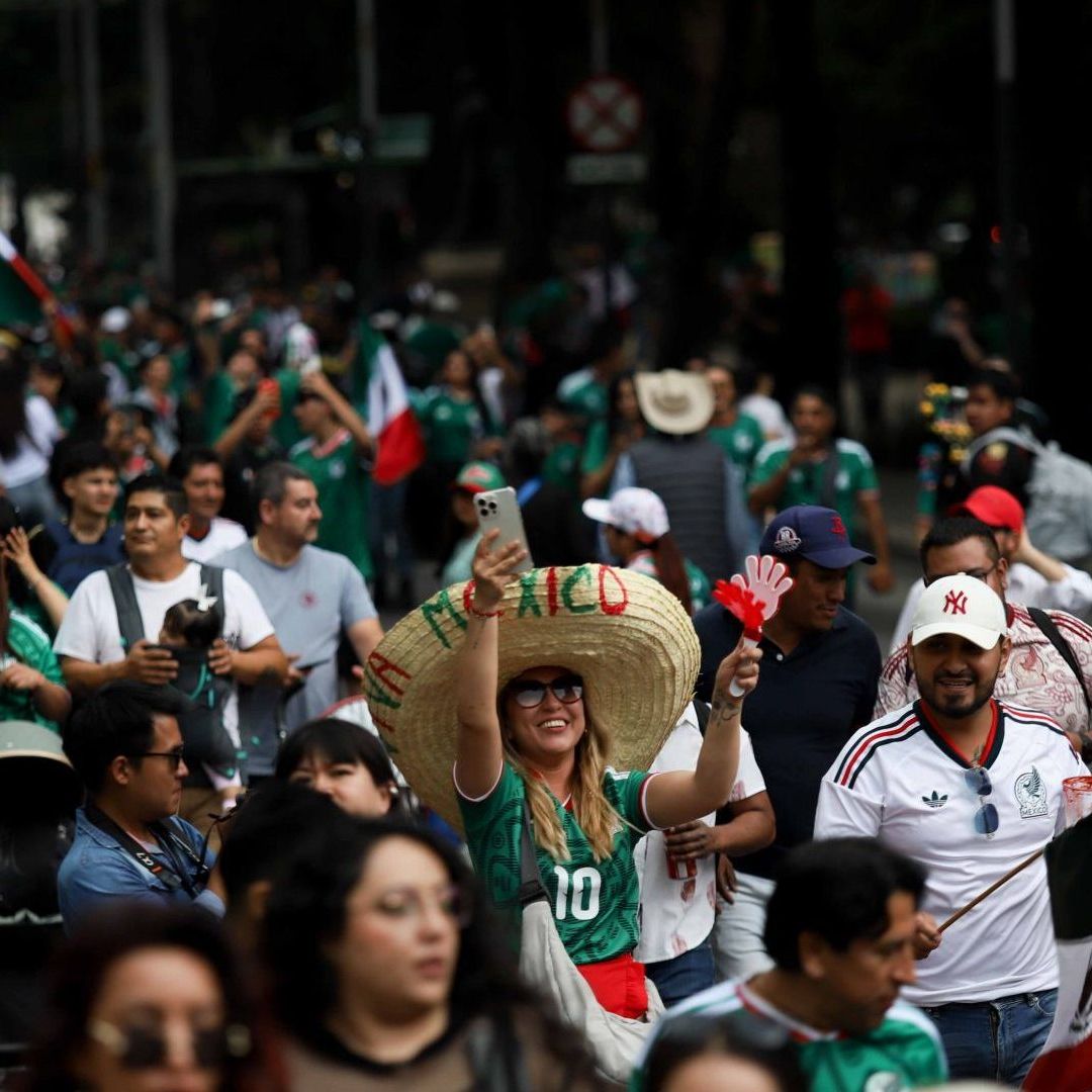 Aficionados en el Ángel de la Independencia en CDMX