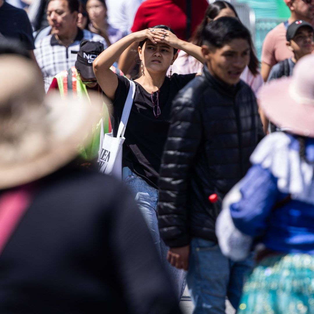 Personas se cubren del sol, en calles de la CDMX. Foto: N+