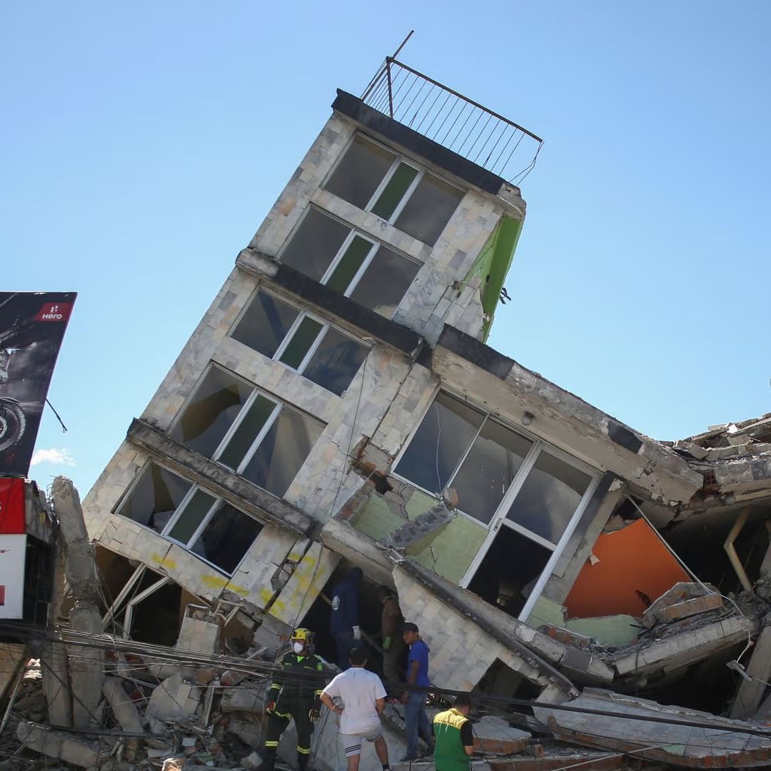 Personal de emergencia inspecciona edificio colapsado tras el terremoto en Dosquebradas, Colombia
