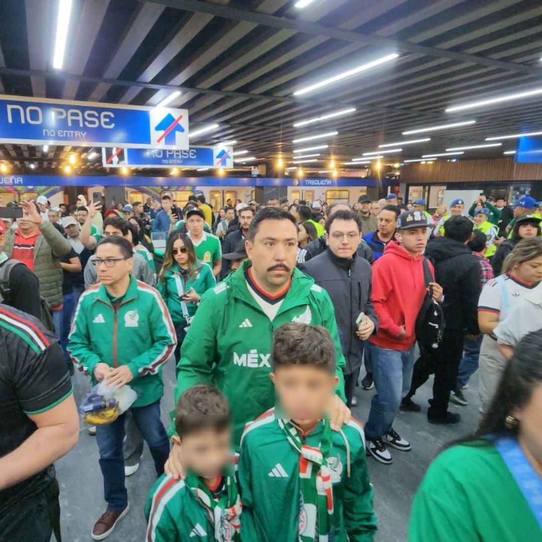 Aficionados en el Metro de la CDMX