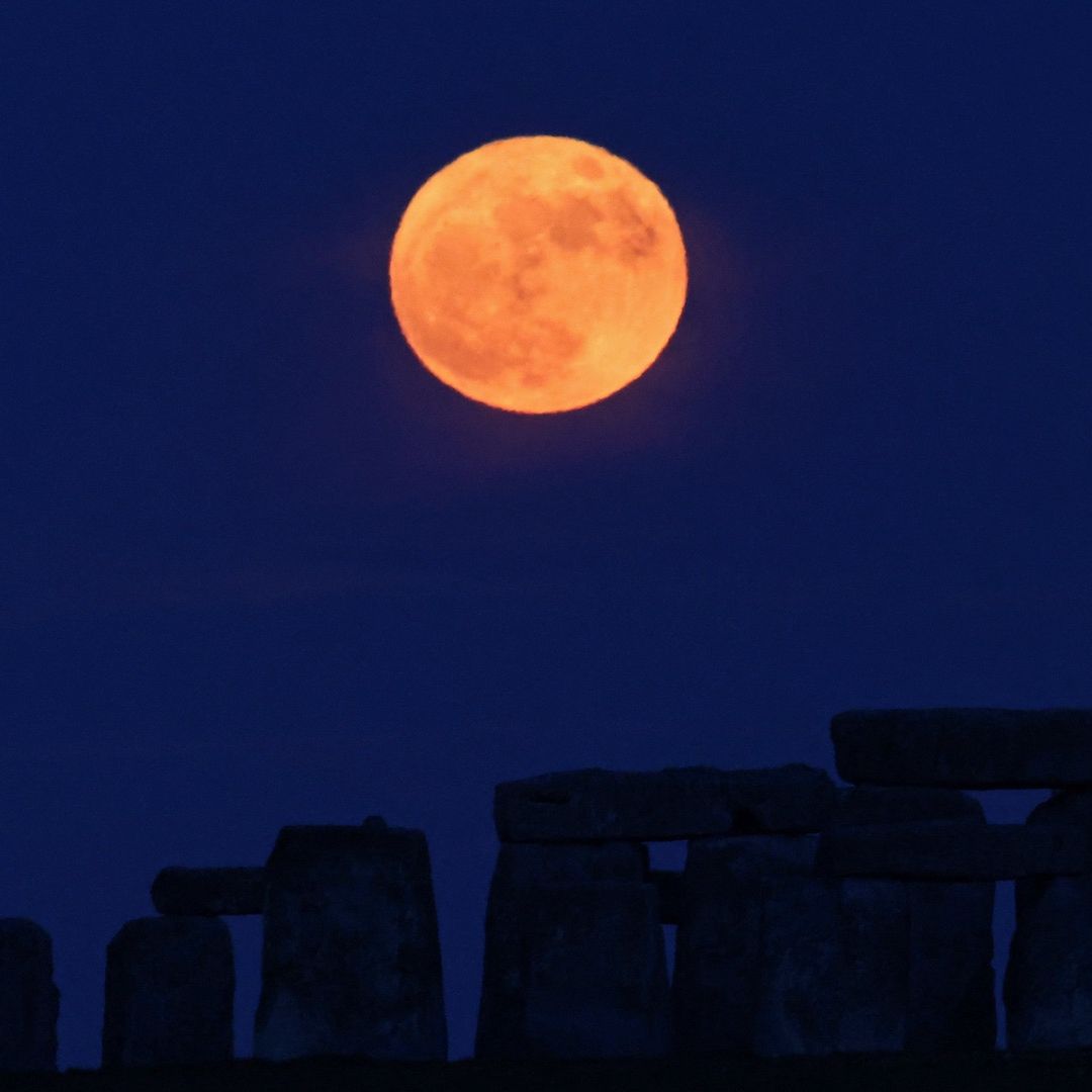 La Luna llena sobre Stonehenge