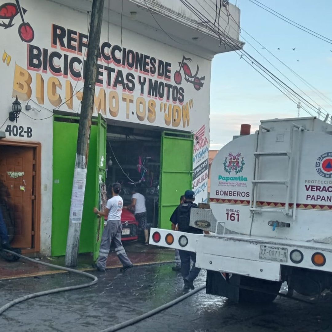 Cuatro personas son rescatadas tras incendio en taller de motocicletas en Papantla.
