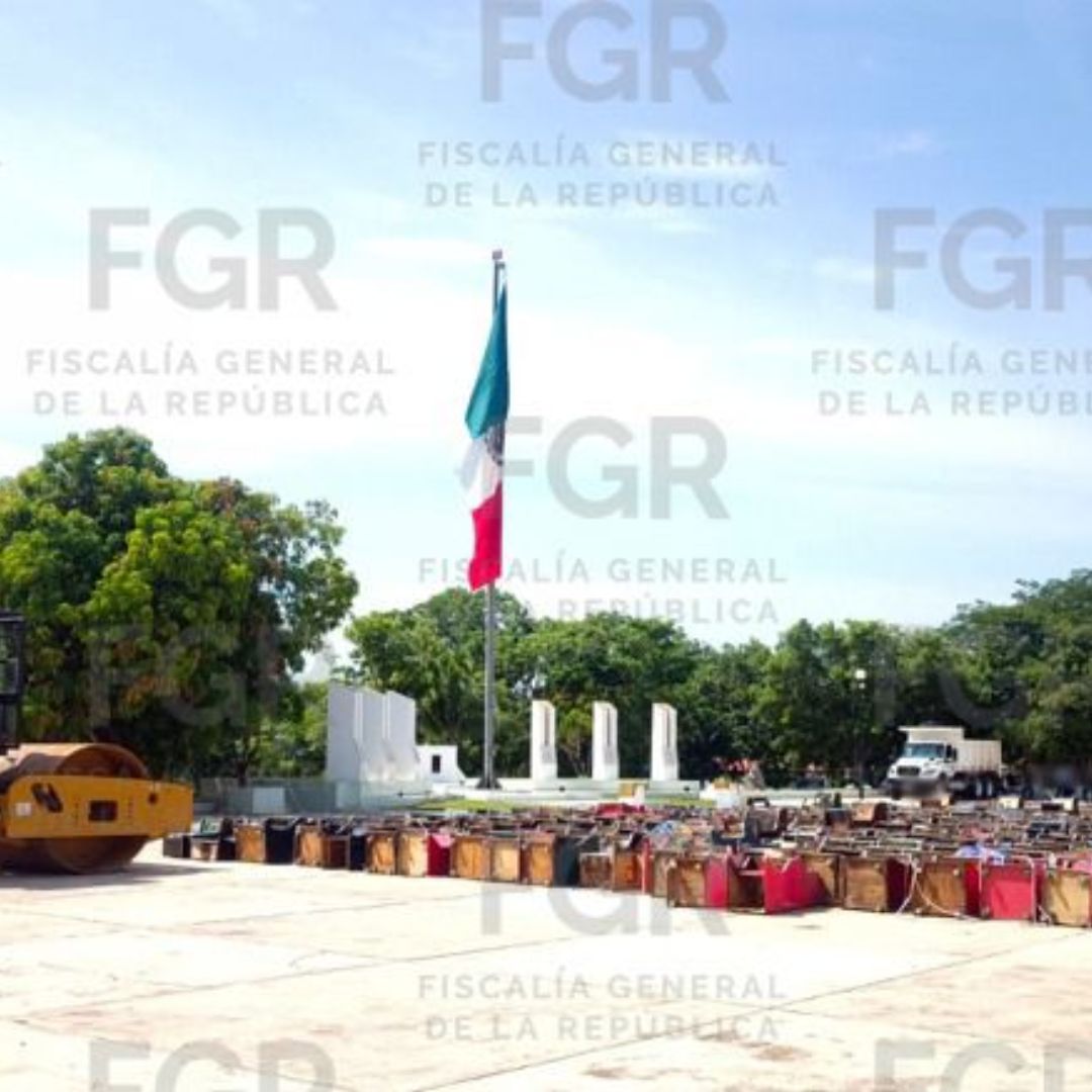 Máquina aplanadora, a punto de destruir precursores químicos.