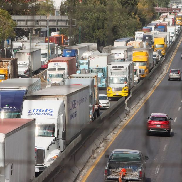 Tráilers bloquean la autopista México-Querétaro