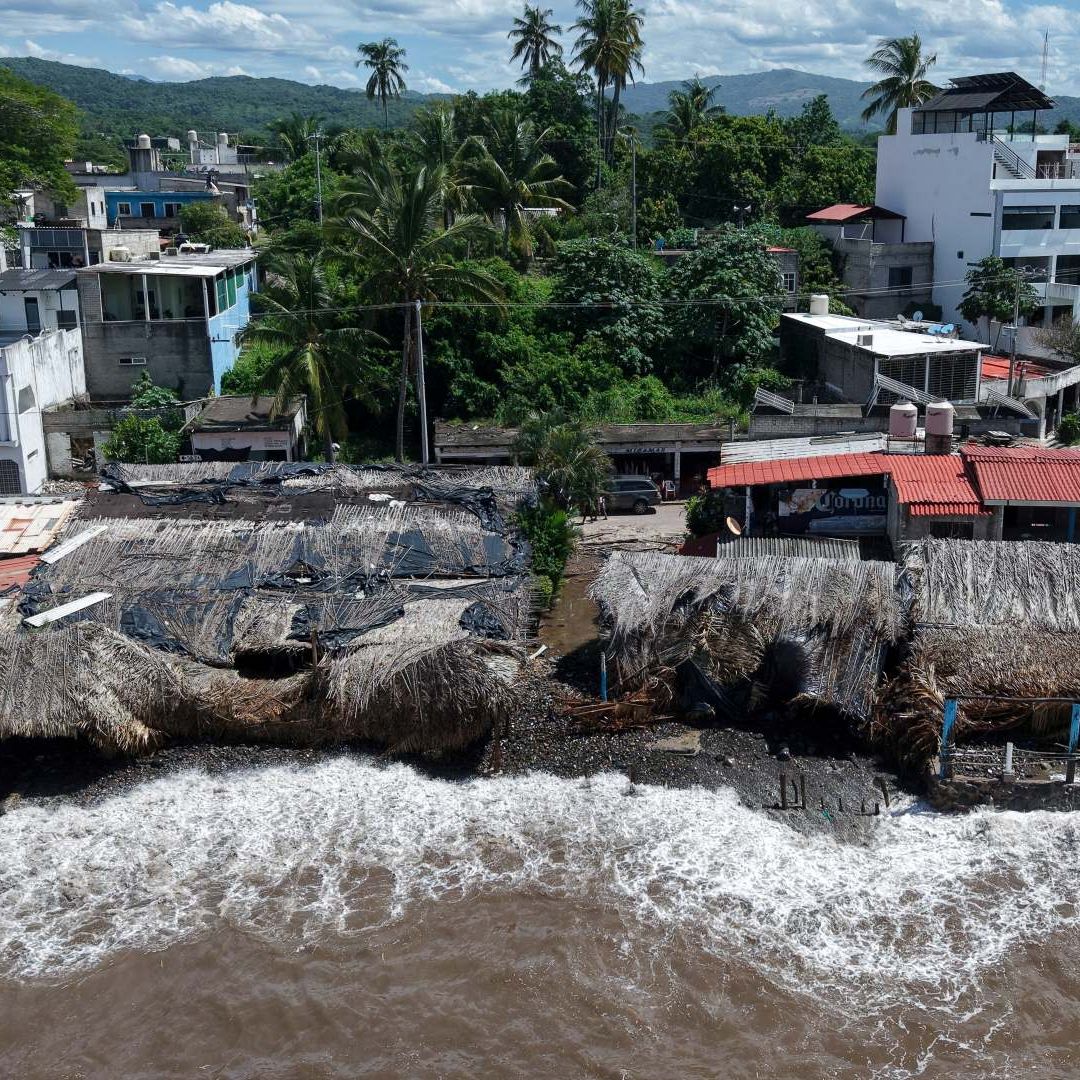 Olas rompiendo en la playa de Santa Cruz de Miramar, Nayarit, mientras el huracán Rachel avanza en Pacífico, el 1 de octubre 2026. Foto: Reuters