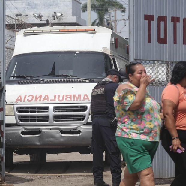Ambulancias saliendo con personas heridas tras riña en Penal de Mazatlán, Sinaloa