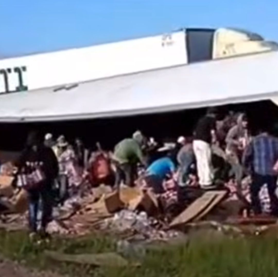 Rapiña de refrescos por la volcadura de un tráiler en carretera de San Luis Potosí.