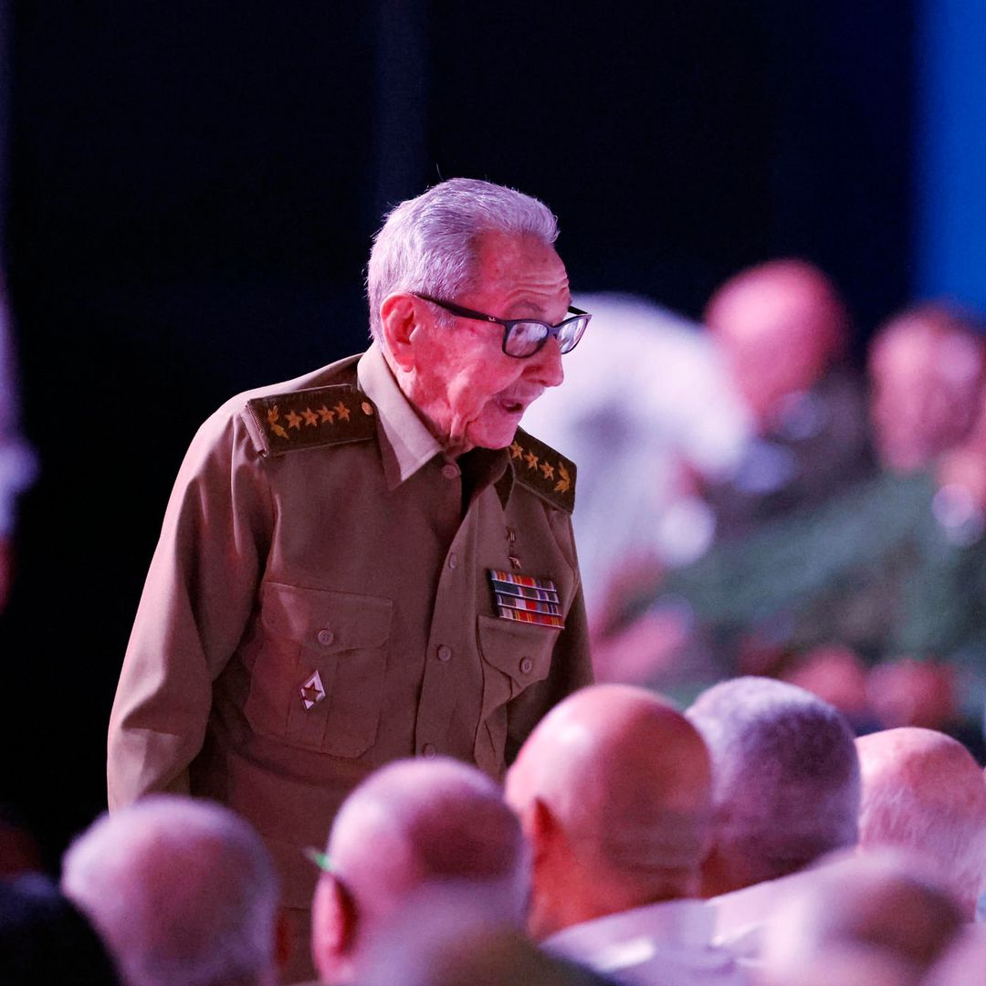Raúl Castro reaparece en Cuba en aniversario del centenario del natalicio de su hermano Fidel