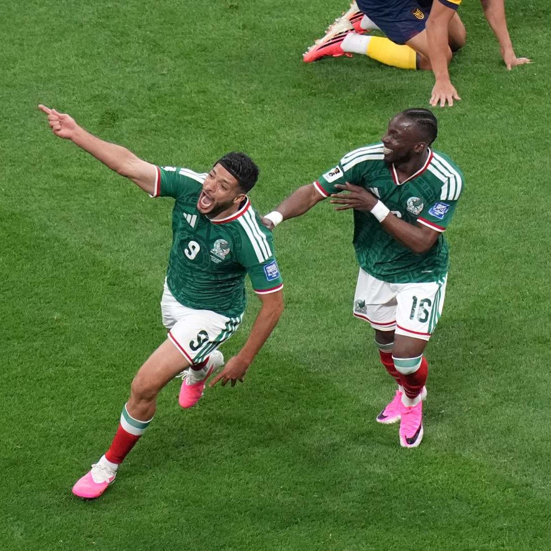 Raúl Jiménez festeja su gol ante Ecuador. Foto: AP