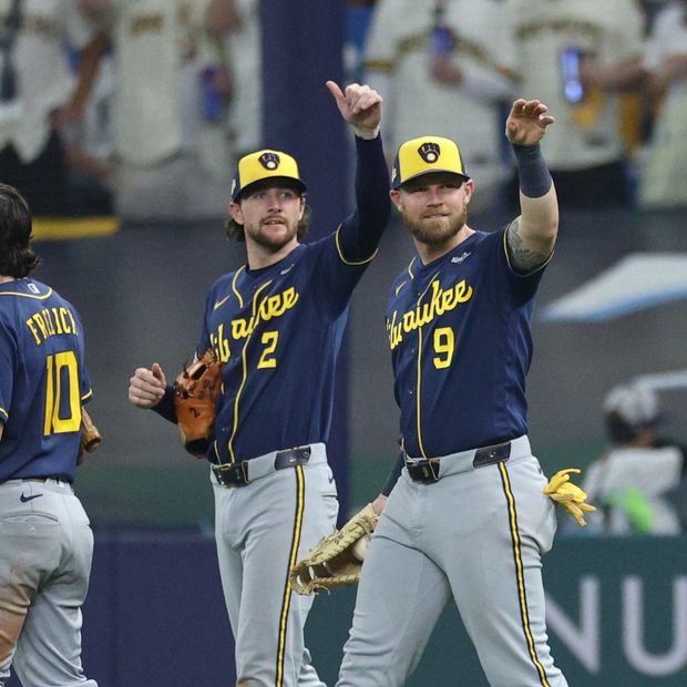 Sal Frelick (10), Brice Turang (2) y Jake Bauers (9) celebran el triunfo de los Cerveceros ante las Mantarrayas.