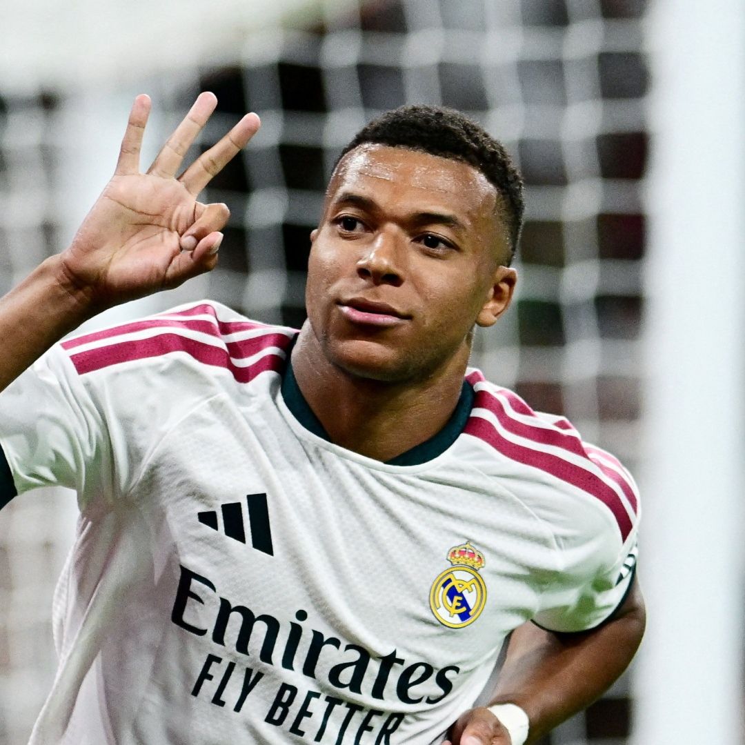Kylian Mbappé celebra sus tres anotaciones en el Estadio Santiago Bernabéu con la playera del Real Madrid.