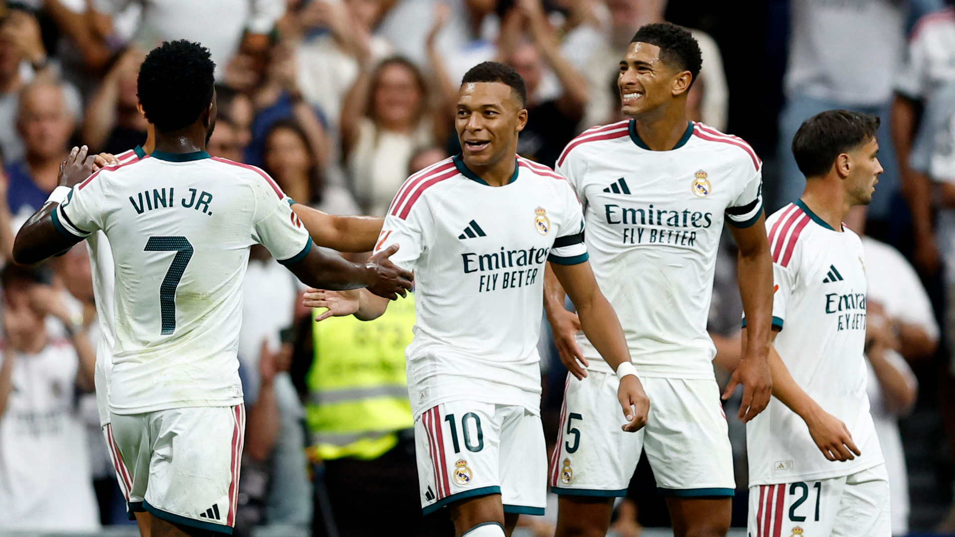 Los jugadores del Real Madrid, Jude Bellingham, Kylian Mbappé, Brahim Diaz y Vinicius Jr., celebran una anotación.