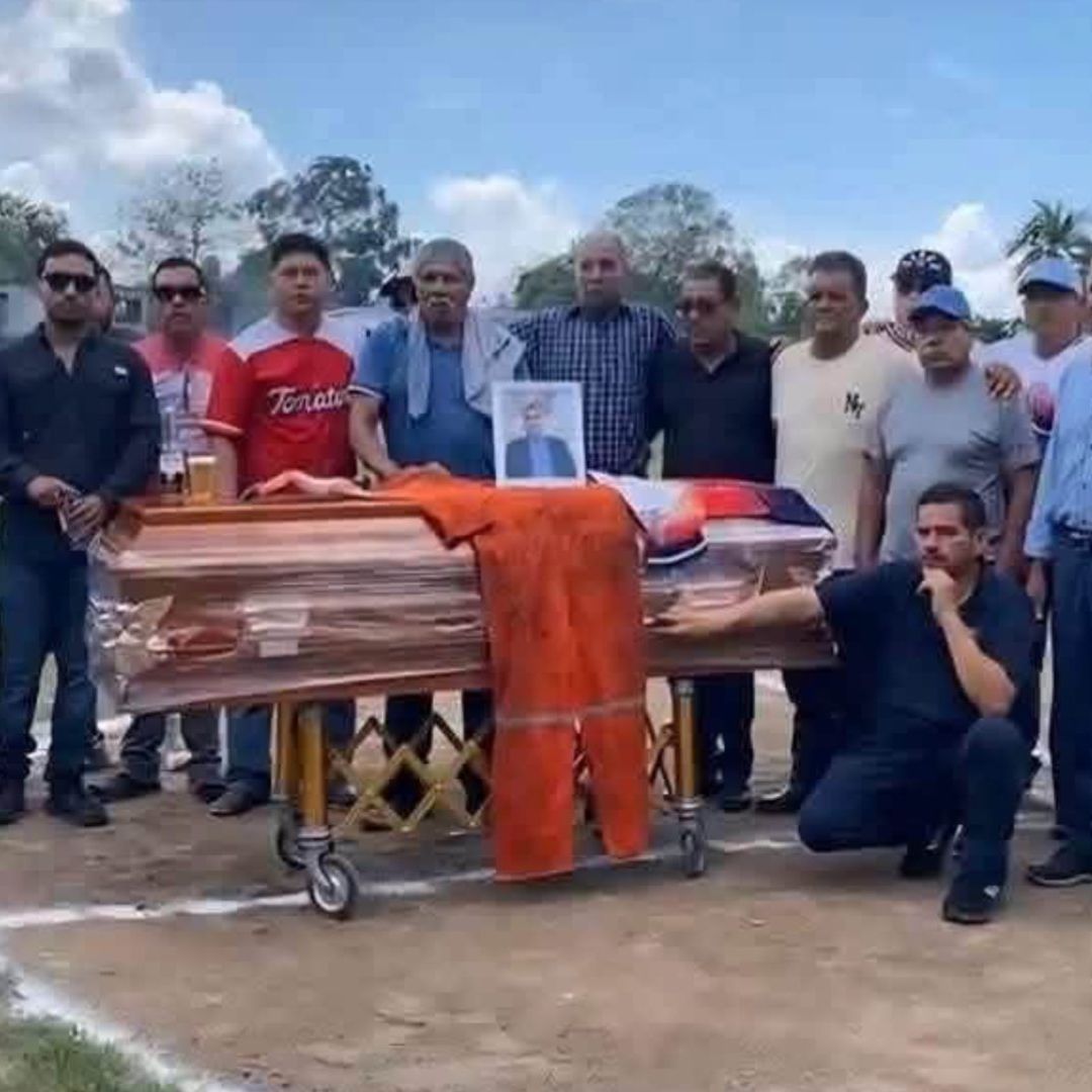 Familiares y amigos de Abelardo Ortíz le dieron un último adiós tras su muerte en la explosión de la planta de sal en Jaltipan