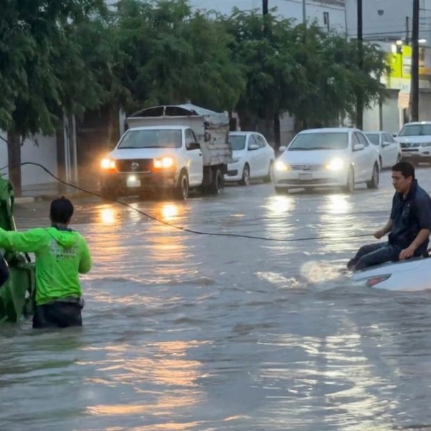 Recolectores de basura rescatan a conductor en Monterrey