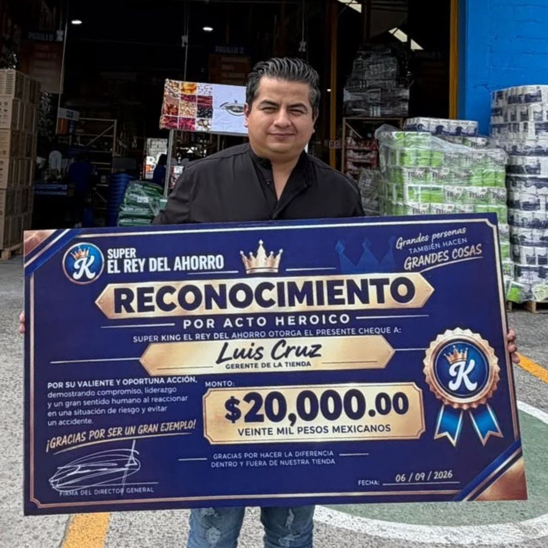 Trabajador recibe gratificación por salvar a una niña de ser atropellada en Puebla.
