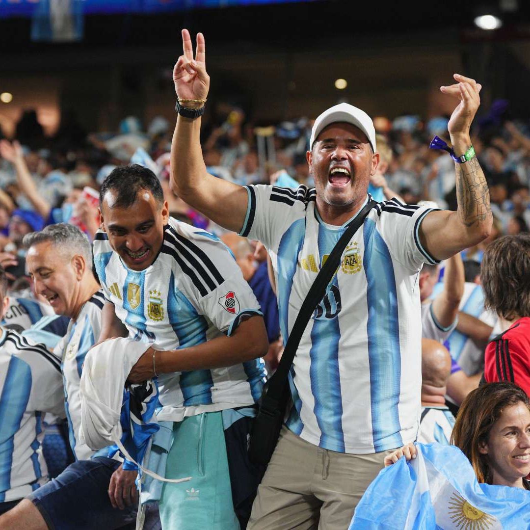 Aficionados argentinos celebran luego del partido Argentina vs Argelia en el Estadio de Kansas City. Foto: Reuters